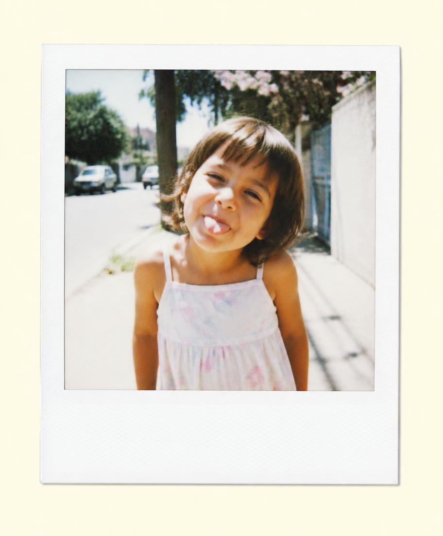 Polaroid de un niño haciendo el tonto